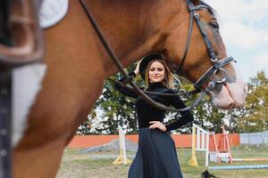 gelukkig modieus jong vrouw poseren met een paard Aan de strand foto