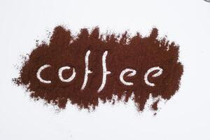koffie woord geschreven Aan grond koffie laag, wit achtergrond foto