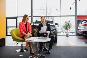 bedrijf vrouw koopt een auto Bij een auto dealerschap. concept van gelukkig bedrijf mensen foto