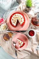 premie rood fluweel taart en plak omvatten room, suiker met vork, kop van koffie en pot geserveerd Aan bord geïsoleerd Aan servet top visie van cafe voedsel foto