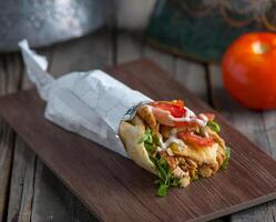 Libanees rundvlees shoarma geserveerd in een schotel kant visie Aan houten tafel achtergrond foto