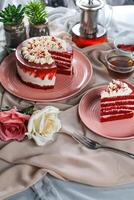 premie rood fluweel taart en plak omvatten room, suiker met vork, kop van koffie en pot geserveerd Aan bord geïsoleerd Aan servet kant visie van cafe voedsel foto