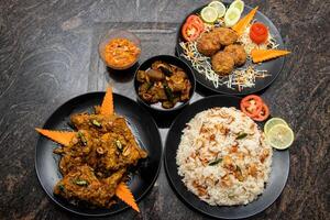 geserveerd in schotel geïsoleerd Aan achtergrond top visie van Bangladesh en Indisch voedsel foto