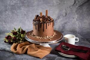 chocola overbelast taart met roos bloemen, mes en vork geserveerd Aan bord geïsoleerd Aan servet kant visie van cafe gebakken voedsel foto