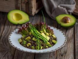 gezond avocado quinoa salade geserveerd in een schotel geïsoleerd Aan houten achtergrond kant visie foto