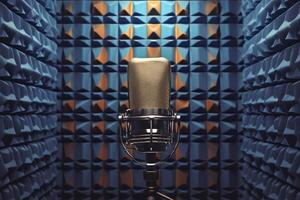 ai gegenereerd studio sfeer zilver retro microfoon tegen geluiddicht studio muren foto