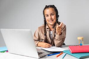 mooi donkere ogen donker haar meisje glimlachen en aan het studeren foto