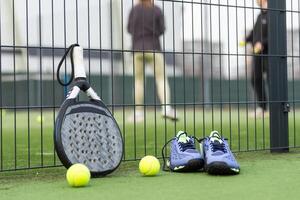 peddelen tennis voorwerpen en rechtbank. foto