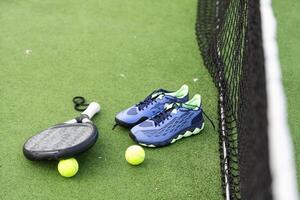 padel tennis racket sport rechtbank en ballen. downloaden een hoog kwaliteit foto met peddelen voor de ontwerp van een sport- app of sociaal media advertentie