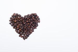 koffie bonen in hart vorm wit achtergrond geïsoleerd foto