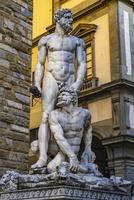 standbeeld van hercules en cacus op piazza del signoria in florence, italië foto