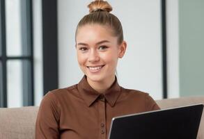 ai gegenereerd gefocust vrouw werken Aan laptop in een bezig kantoor. geconcentreerd en professioneel werk atmosfeer. foto