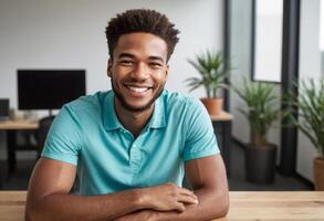 ai gegenereerd een jong Mens met een vriendelijk glimlach zit terloops Bij een bureau. zijn taling polo overhemd is ontspannen nog professioneel voor een bedrijf gewoontjes omgeving. foto