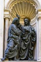 christus en st. thomas standbeelden door andrea del verrocchio, bij orsanmichele kerk buitenkant in florence, italië foto