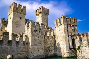 castello scaligero di sirmione sirmione kasteel, uit de 14e eeuw aan het gardameer, sirmione, italië foto