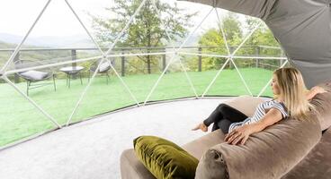 mooi jong Kaukasisch vrouw resting in glamping buiten stad. ontspanning concept foto