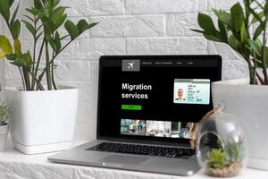 laptop met woord migratie onderhoud foto