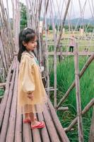 meisje reist naar bantailue cafe nan provincie, thailand foto