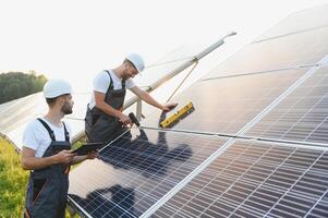 bouwkunde team werken Aan controle en onderhoud in zonne- macht plant, zonne- paneel technicus installeren zonne- panelen Aan dak Aan een zonnig dag foto