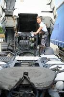 Mens in uniform. vrachtauto reparatie. auto storing foto