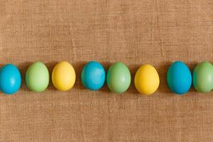 verf eieren voor Pasen, helder Pasen vakantie, kinderen verf eieren, gekleurde eieren in een mand, gekleurde eieren Aan een stellage, vakantie achtergrond foto