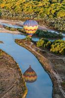 heteluchtballon weerspiegeld in de rivier de rio grande foto