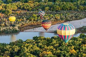 heteluchtballonnen vliegen over de Rio Grande foto