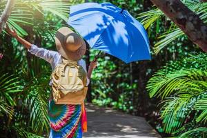 aziatische vrouwen reizen ontspannen reizen natuur in de vakantie. natuurstudie in het bos. meisje gelukkig wandelen glimlachend en genieten van reizen door het mangrovebos. tha pom-klong-song-nam bij krabi. zomer foto