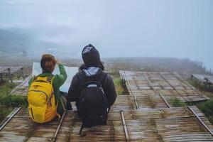 minnaar vrouw en mannen aziaten reizen ontspannen in de vakantie. bekijk kaart verken de bergen foto