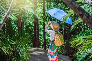 aziatische vrouwen reizen ontspannen reizen natuur in de vakantie. natuurstudie in het bos. meisje gelukkig wandelen glimlachend en genieten van reizen door het mangrovebos. tha pom-klong-song-nam bij krabi. zomer foto