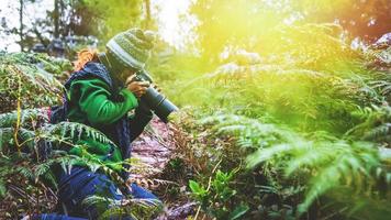 fotograaf aziatische vrouwen reizen foto natuur. reizen ontspannen in de vakantiewandeling in het bos. Thailand