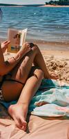 ai gegenereerd persoon lezing paperback boek Aan zonnig strand foto
