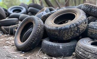 ai gegenereerd oud gebruikt banden gedumpt in de Woud foto