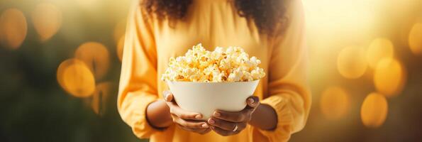 ai gegenereerd vrouw Holding glas kom van popcorn Aan wazig achtergrond met kopiëren ruimte, snacken concept foto