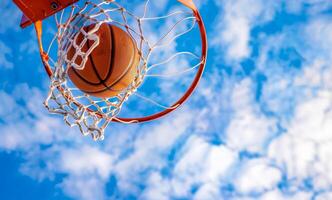 ai gegenereerd basketbal gaan door de hoepel Bij sport- arena foto