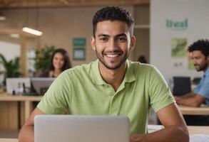 ai gegenereerd een jong Mens in een groen polo overhemd glimlachen terwijl werken Aan zijn laptop in een kantoor omgeving. foto