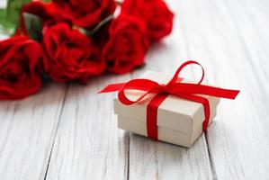 valentijn geschenkdoos en rozenboeket