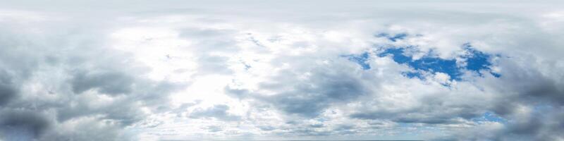 naadloos panorama van lucht met gezwollen cumulus wolken in bolvormig equirectangular formaat met compleet zenit voor gebruik in 3d grafiek, spel en composieten in antenne dar 360 mate panorama's net zo lucht koepel foto