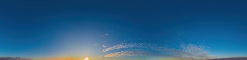 dageraad lucht panorama met cirrus wolken in naadloos bolvormig equirectangular formaat met compleet zenit voor gebruik in 3d grafiek, spel en composieten in antenne dar 360 mate panorama's net zo lucht koepel foto