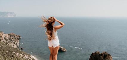 vrouw zomer reizen zee. gelukkig toerist genieten nemen afbeelding buitenshuis voor herinneringen. vrouw reiziger poseren over- zee baai omringd door vulkanisch bergen, sharing reizen avontuur reis foto