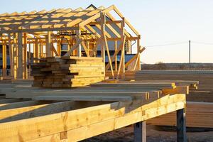 bouw van een houten kader huis - kader van de fundament, muren, dak Aan stelten is een bouw plaats, de werkwijze van gebouw een kader foto