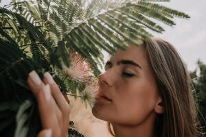 schoonheid portret van gelukkig vrouw detailopname. jong meisje ruiken Chinese acacia roze bloeiende bloemen. portret van jong vrouw in bloeiend lente, zomer tuin. romantisch uitstraling. vrouw en natuur foto