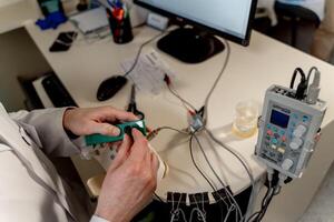 zenuwen testen gebruik makend van elektromyografie. medisch inspectie. emg. speciaal apparatuur. foto