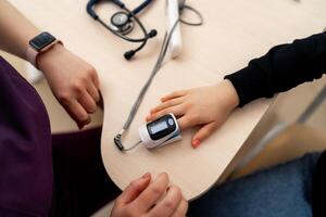 hart- vinger pulse tarief meter voor controleren hart ritme en output naar monitor. medisch en gezondheidszorg concept. dokter en geduldig thema foto