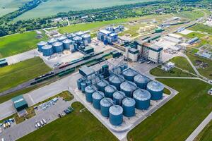 station van bio gas- productie. modern fabriek. ecologisch productie. visie van bovenstaande. fabriek in veld. foto