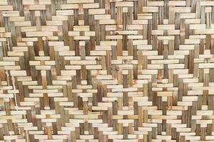 geweven bamboe muur Indonesië stijl patroon natuur structuur achtergrond. bamboe muur naadloos patroon. voorkant visie. foto