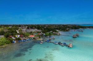 bacalar zeven kleuren lagune in quintana roo foto