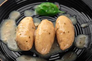 quenelles varkensvlees paddestoel saus ingeblikt voedsel pot zetten voedsel Aan een bord aan het eten Koken voorafje maaltijd voedsel tussendoortje Aan de tafel kopiëren ruimte voedsel achtergrond foto