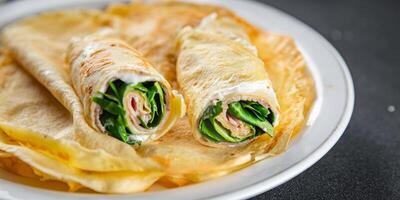 crêpe pannekoeken ham en sla vers voedsel smakelijk gezond aan het eten Koken voorafje maaltijd voedsel tussendoortje Aan de tafel kopiëren ruimte voedsel achtergrond rustiek top visie foto