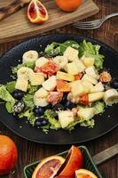 zomers fruit salade met sinaasappelen. foto